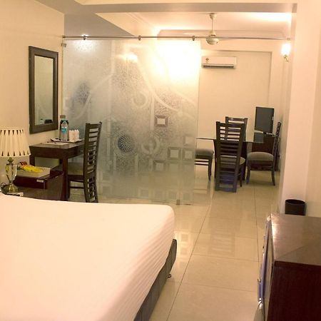 Hotel Bluestone Ґазіабад Екстер'єр фото