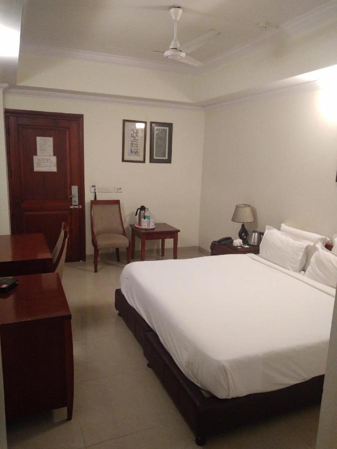 Hotel Bluestone Ґазіабад Екстер'єр фото